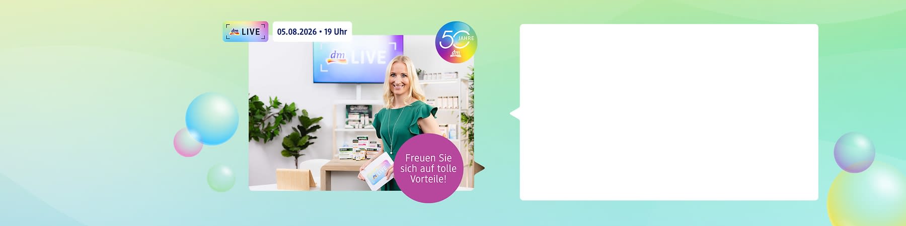 Moderatorin mit dunklen Haaren und schwarzem Oberteil hält eine Karte mit der Aufschrift „dm LIVE“, im Hintergrund Pflanzen und Regale, rechts ein Kreis mit Text „Freuen Sie sich auf tolle Vorteile!“ und oben Datum „05.08.2026 · 19 Uhr“ und Jubiläumslogo „50 Jahre dm“