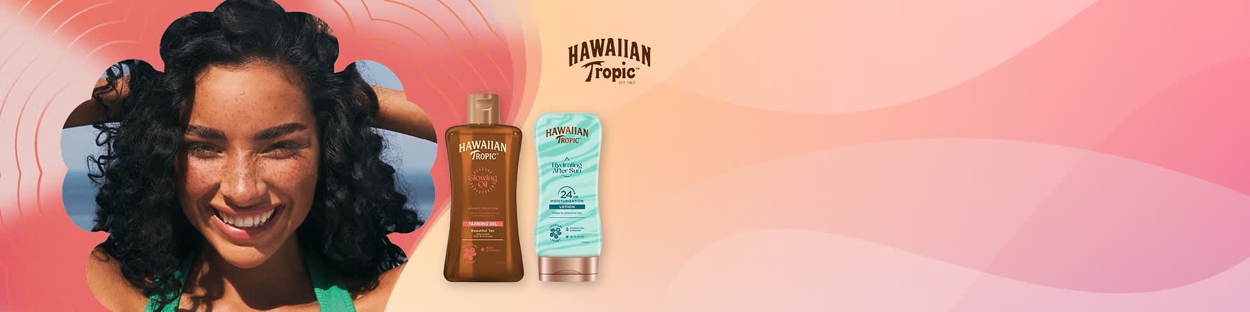 Porträt einer lächelnden Frau links, rechts zwei Hawaiian Tropic Produkte: braune Flasche „Glowing Oil Tanning Oil“ und türkise Tube „Hydrating After Sun 24H Moisturisation“, Logo oben rechts