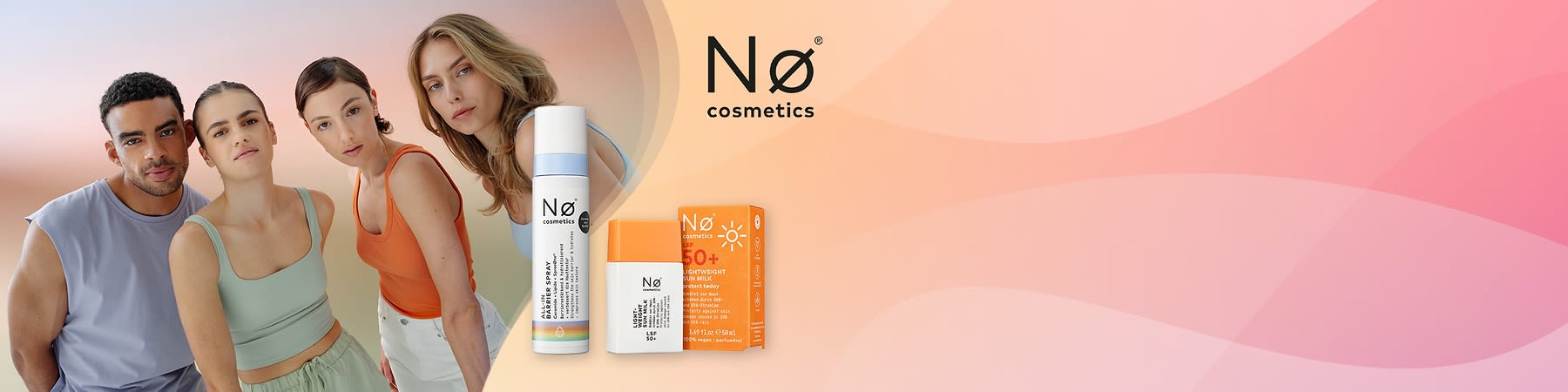 Drei Frauen in sommerlicher Kleidung links, rechts drei No cosmetics Produkte: Sonnenschutzspray in weißer Dose, weiße Sonnencremeflasche mit orangefarbener Kappe und orangefarbene Produktverpackung, Markenname oben rechts