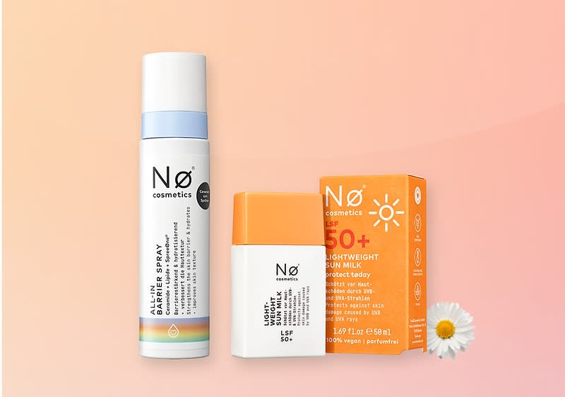 Zwei Sonnenschutzprodukte von Nø cosmetics auf hellem rosa Verlaufshintergrund: links eine weiße Spraydose mit blauem Hals und Regenbogenstreifen am Boden, rechts ein weißer Flakon mit orangem Deckel neben einer orangen Produktverpackung mit der Aufschrift „50+ lightweight sun milk“ und einer kleinen weiße Gänseblümchenblüte