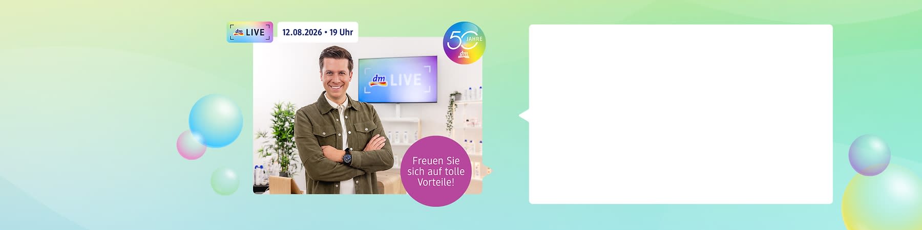 Mann lächelnd mit verschränkten Armen vor einem Bildschirm mit Schriftzug „dm LIVE“, oben Datum „12.08.2026 · 19 Uhr“, rechts rundes Logo „50 Jahre dm“ und runder violetter Hinweis „Freuen Sie sich auf tolle Vorteile!“