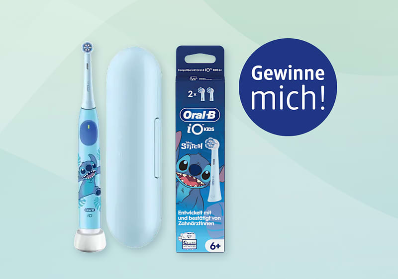 Hellblaues Kinder-Zahnbürsten-Set mit Stitch-Motiv: elektrische Oral‑B iO Kids Zahnbürste mit rundem Bürstenkopf, passendes Reiseetui und original Verpackung mit der Aufschrift „Oral‑B iO Kids Stitch“, zusätzlicher blauer Kreis mit Text „Gewinne mich!“