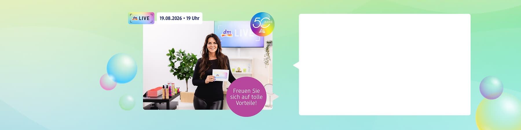 Eine lächelnde Moderatorin mit dunklem Oberteil hält eine Karte mit dem Schriftzug „dm LIVE“, im Hintergrund Pflanze, Regale und ein Bildschirm mit dem dm‑Logo, rechts ein Kreis mit Text „Freuen Sie sich auf tolle Vorteile!“