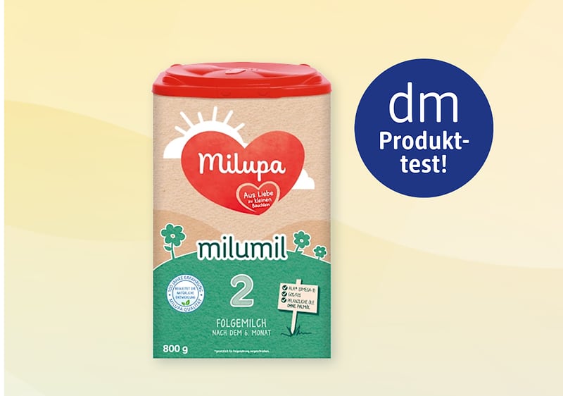 Milupa milumil 2 Folgemilch Verpackung 800 g mit rotem Herzlogo „Milupa“, grünem unteren Bereich und blauem runder Aufkleber rechts „dm Produkttest!“