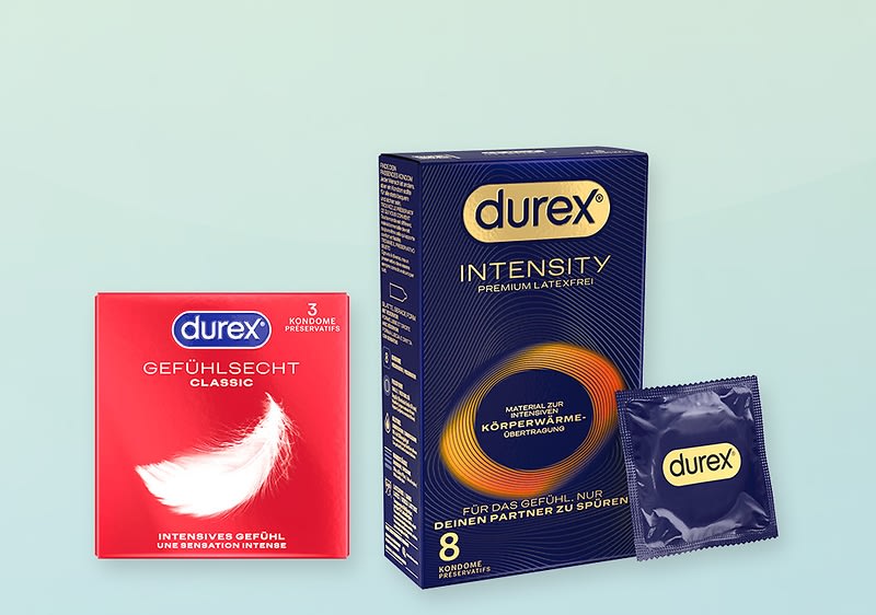 Rote Packung Durex Gefühlsecht Classic mit Feder-Motiv links, daneben dunkle Durex Intensity Premium-Latexfrei Verpackung mit gold-blauem Wirbel und Text „8 Kondome“, rechts ein einzelnes dunkelblaues, folieverpacktes Durex-Kondom