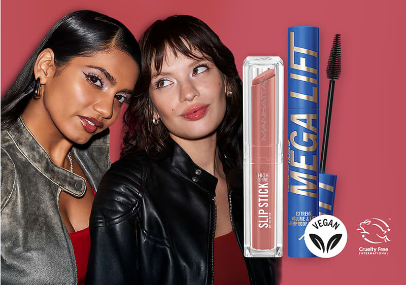 Zwei junge Frauen in Lederjacken posieren nebeneinander vor rotem Hintergrund, rechts daneben ein rosa flüssiger Lippenstift in transparenter Verpackung mit der Aufschrift „SLIP STICK“ und eine blaue Mascara mit der Aufschrift „MEGA LIFT“