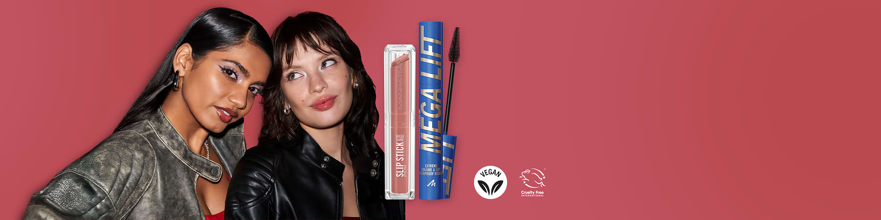 Zwei junge Frauen in Lederjacken posieren nebeneinander vor rotem Hintergrund, rechts daneben ein rosa flüssiger Lippenstift in transparenter Verpackung mit der Aufschrift „SLIP STICK“ und eine blaue Mascara mit der Aufschrift „MEGA LIFT“