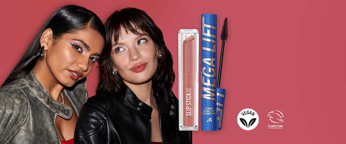 Zwei junge Frauen in Lederjacken posieren vor rotem Hintergrund, rechts zwei Kosmetikprodukte: ein durchsichtiger Lippenstiftbehälter mit der Aufschrift „SLIP STICK“ und ein blaues Mascara-Röhrchen mit großer Aufschrift „MEGA LIFT“