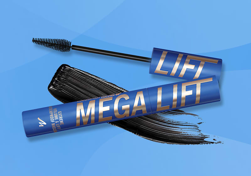 Blaue Mascara-Packung mit weißer Aufschrift „MEGA LIFT“ liegend, geöffneter Deckel mit aufgesetzter Bürste und schwarzer Mascara-Strich im Hintergrund