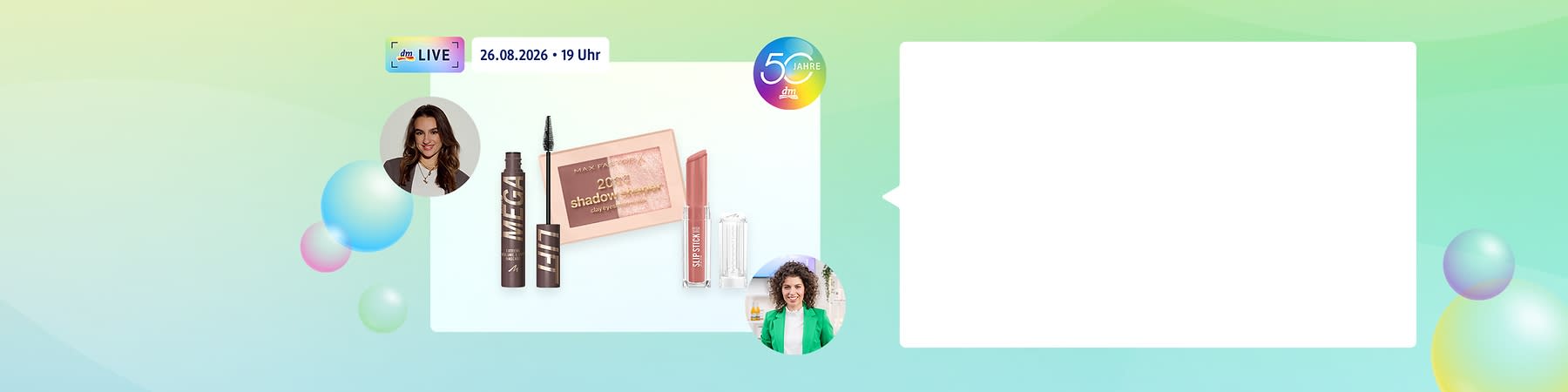 Bunte Werbegrafik mit zwei runden Portraits links oben und rechts unten; mittig drei Kosmetikprodukte: braune Wimperntusche, rosé Lidschattenpalette mit Aufschrift „20 shadows“, und roséfarbener Lippenstift; oben Textbanner „26.08.2026 • 19 Uhr“ und rechts oben bunter Kreis mit Schrift „50 Jahre dm“