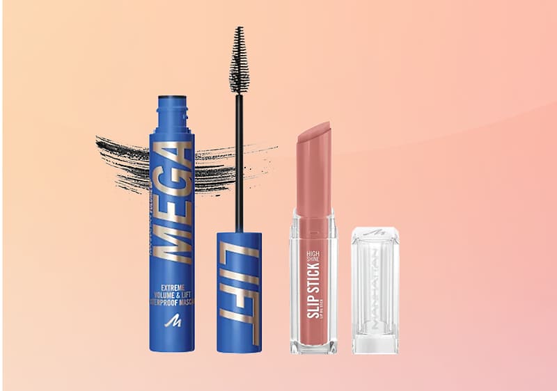 Blaue Mascara-Tube mit aufgedrucktem Schriftzug „MEGA LIFT“ und geöffnetem Bürstchen links, daneben ein nudefarbener Lippenstift in durchsichtiger Hülse mit der Aufschrift „SLIP STICK“ auf pastellrosa Hintergrund
