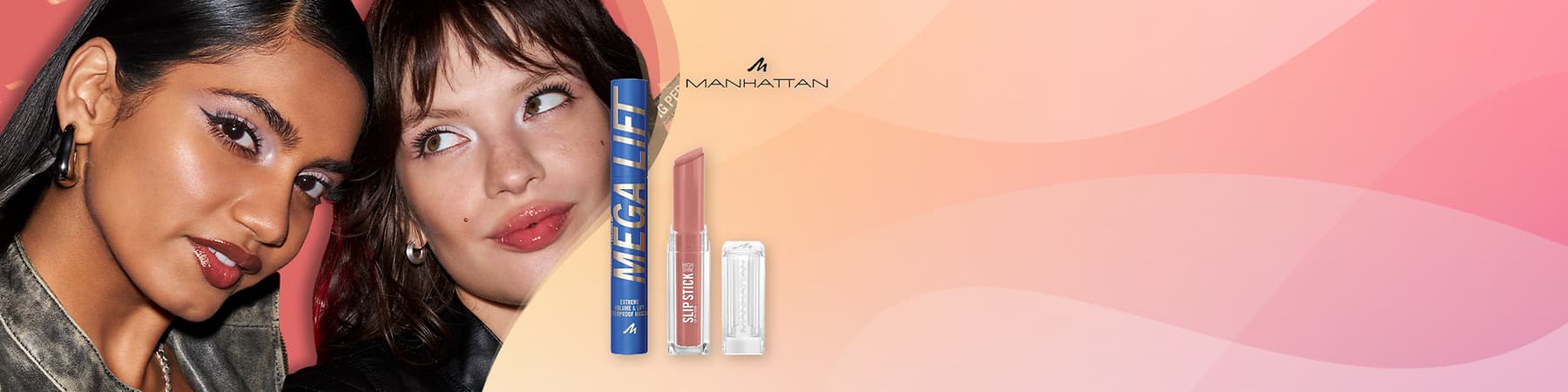 Porträt einer lächelnden jungen Frau mit glänzendem Lippen-Make-up links, daneben zwei Manhattan-Produkte: blaue Mascara mit Aufschrift „MEGA LIFT“ und roséfarbener Lippenstift mit Transparenzkappe, oben rechts das Manhattan-Logo