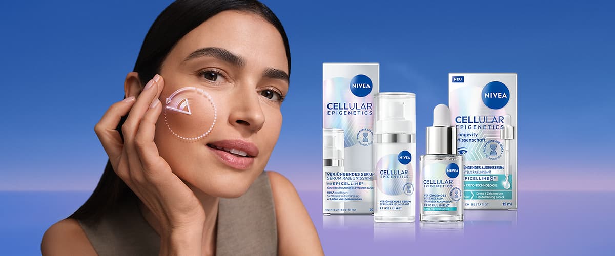 Eine lächelnde Frau mit dunklen Haaren berührt die rechte Wange mit der Hand; rechts davon vier Nivea Cellular Epigenetics Pflegeprodukte in weiß-blauen Verpackungen, darunter Serum- und Augenpflegefläschchen mit Pipette und Pumpspender