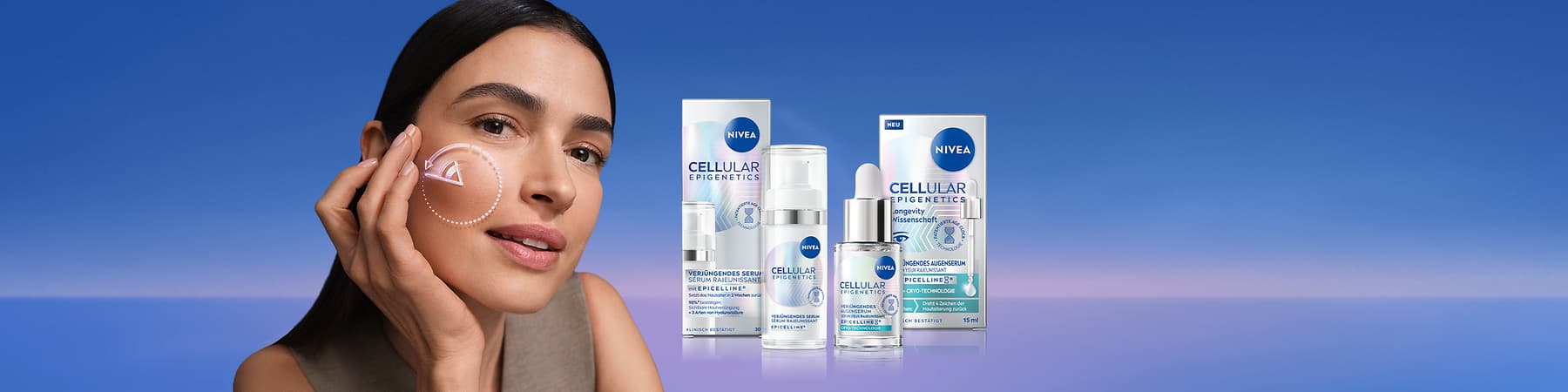 Frau mit dunklen Haaren streicht mit der Hand sanft über die rechte Wange, auf der ein weißer gestrichelter Kreis mit Pfeil als Pflege-Piktogramm zu sehen ist, rechts daneben drei NIVEA Cellular Epigenetics Pflegeprodukte in ihrer Verpackung auf blauem Verlaufshintergrund