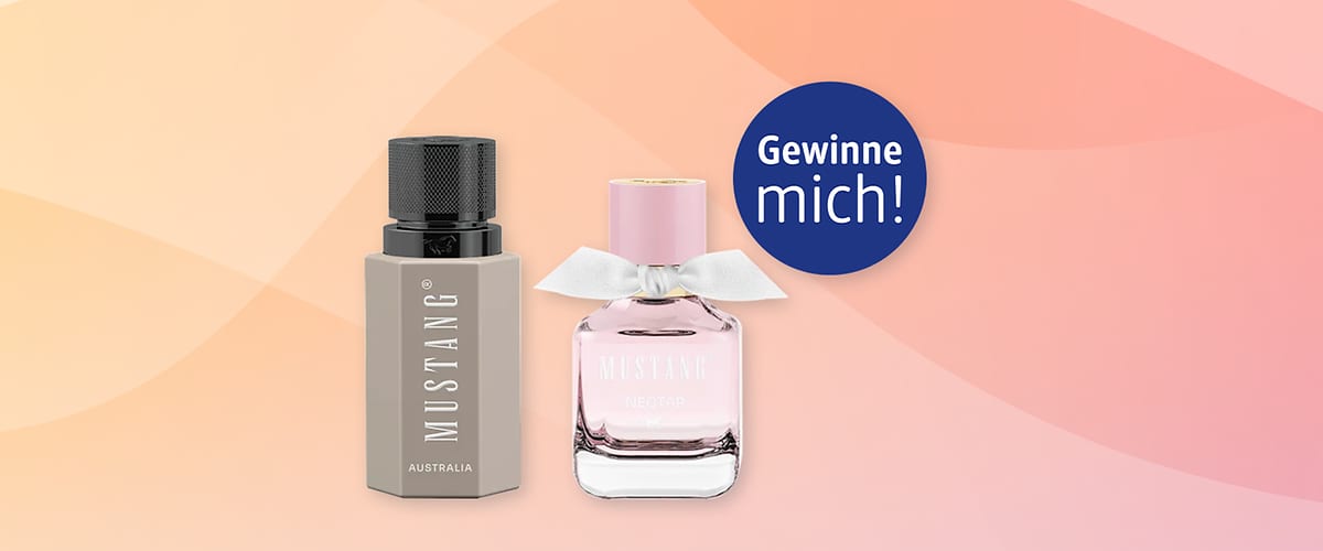 Zwei Mustang-Parfümflaschen vor pastellorange-rosa Hintergrund: links mattgraue, sechseckige Flasche mit schwarzem Verschluss und weißer Aufschrift „MUSTANG AUSTRALIA“, rechts kleine durchsichtige Glasflasche mit rosafarbenem Duft, rosa Verschluss, weißer Schleife und Aufschrift „MUSTANG NECTAR“, oben rechts blauer Kreis mit weißer Schrift „Gewinne mich!“