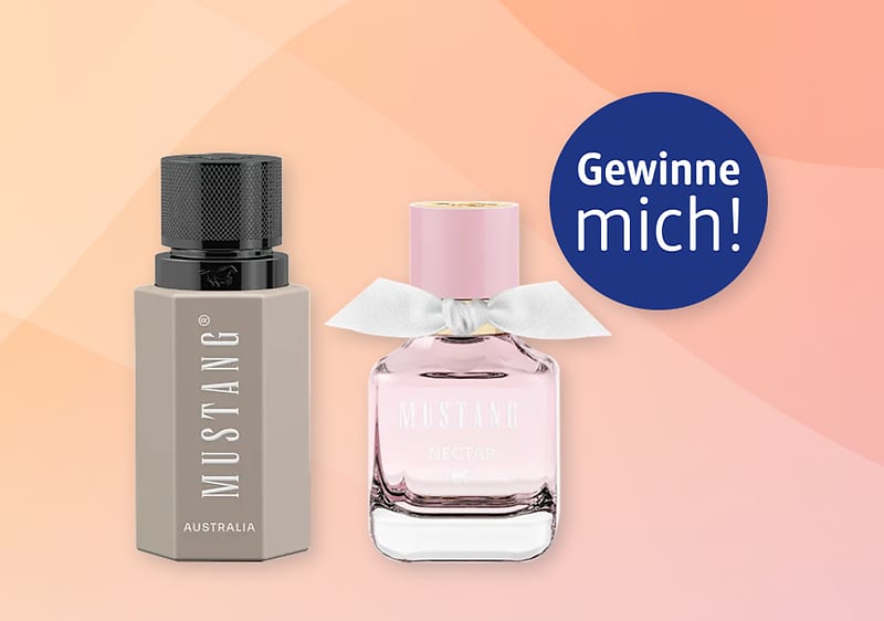 Zwei Parfümflaschen vor pastellfarbenem Hintergrund: links matte, sechseckige graubraune Flasche mit schwarzem Deckel und weißer Aufschrift „MUSTANG AUSTRALIA“, rechts transparente rosa Flakon mit rosa Verschluss, weißer Schleife und Aufdruck „MUSTANG NECTAR“, oben rechts blauer Kreis mit weißer Schrift „Gewinne mich!“