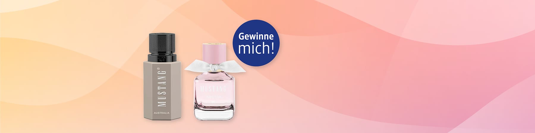 Zwei Parfümflaschen vor pastellfarbenem Hintergrund: links matte, sechseckige graubraune Flasche mit schwarzem Deckel und weißer Aufschrift „MUSTANG AUSTRALIA“, rechts transparente rosa Flakon mit rosa Verschluss, weißer Schleife und Aufdruck „MUSTANG NECTAR“, oben rechts blauer Kreis mit weißer Schrift „Gewinne mich!“