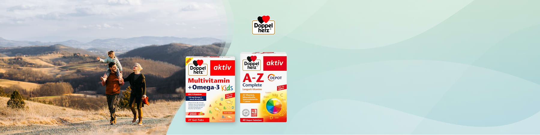 Links ein lachendes Elternpaar mit Kind auf den Schultern, sie wandern auf einem Feldweg vor hügeliger Landschaft, rechts zwei Doppelherz-Produktverpackungen: links „Doppelherz aktiv Multivitamin + Omega-3 Kids“ (27 Gel-Tabs), rechts „Doppelherz aktiv A–Z Complete Depot“ (40 Depot-Tabletten)
