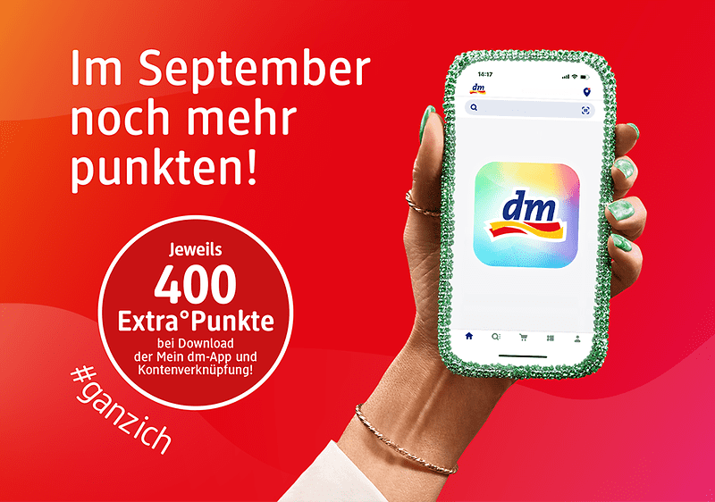 Rote Werbefläche mit Hand, die ein Smartphone mit grün glitzernder Hülle und dem dm-App-Logo hält; links Text: „Im September noch mehr punkten!“ und Kreis mit „Jeweils 400 Extra Punkte bei Download der Mein dm‑App und Kontenverknüpfung“