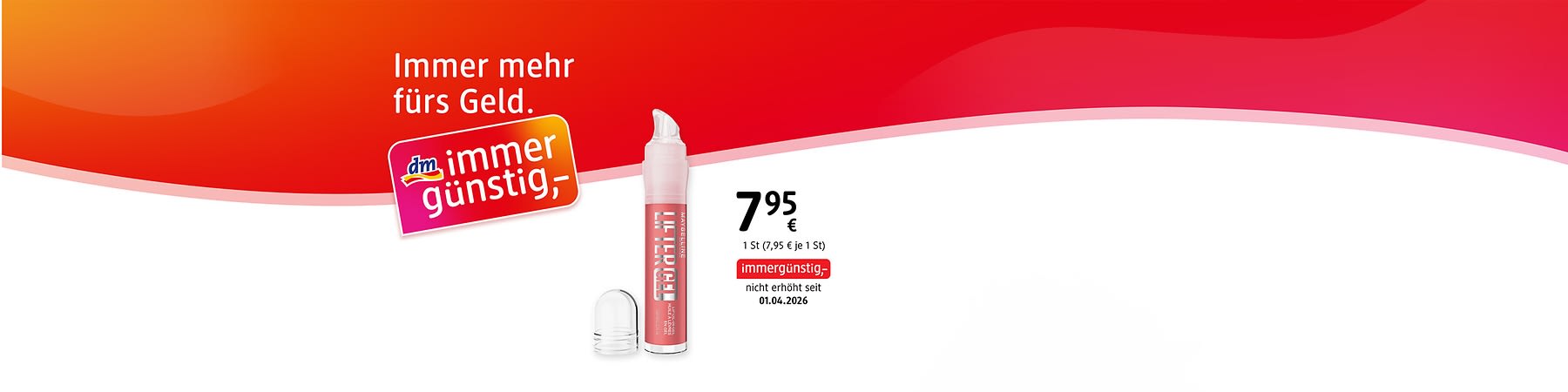 Werbegrafik mit rotem Verlauf, links Slogan „Immer mehr fürs Geld.“ und dm-Logo mit „immer günstig“, rechts ein rosa Lippenpflege-Stift „LIP GEL“ mit Schutzkappe daneben und Preisangabe „7,95 €“ sowie Hinweis „immergünstig, nicht erhöht seit 01.04.2026“