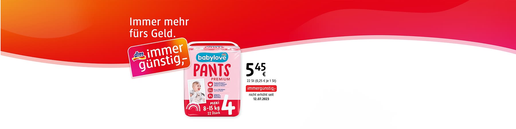 Bunte Werbefläche mit einer Packung babylove Pants Premium Größe 4 (Maxi, 8–15 kg, 22 Stück), Preis 5,45 €, dm-Slogan „immer günstig“ und Hinweis „nicht erhöht seit 12.07.2023“
