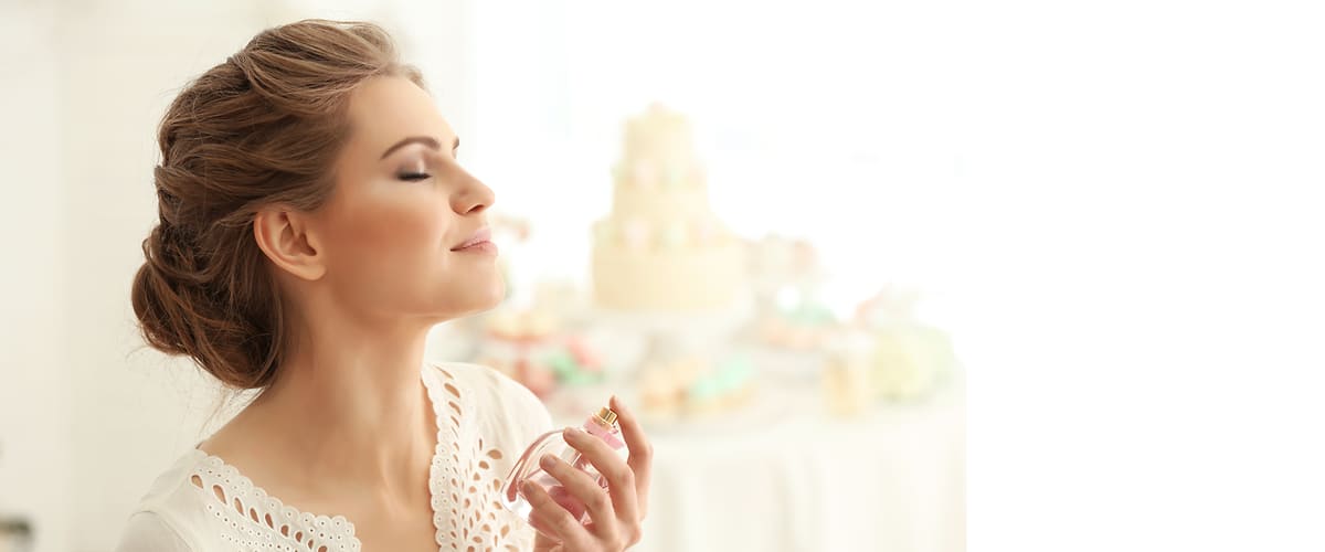 Frau trägt ein Herbst-Parfum auf