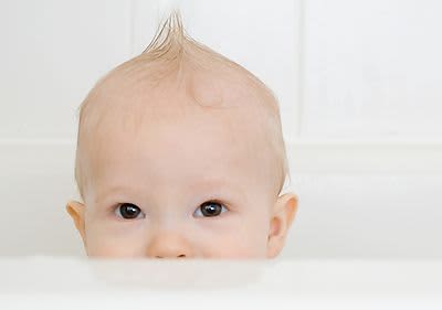 Baby in der Badewanne.