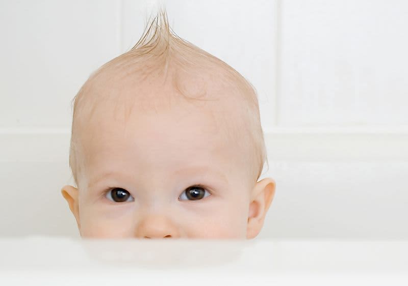 Baby in der Badewanne.
