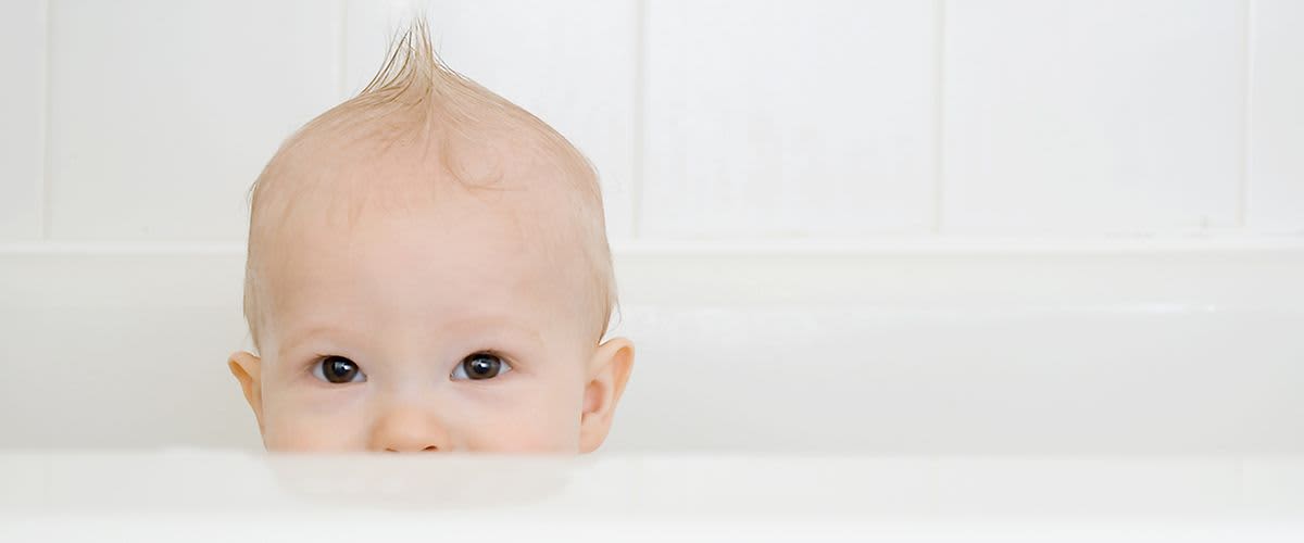 Baby in der Badewanne.