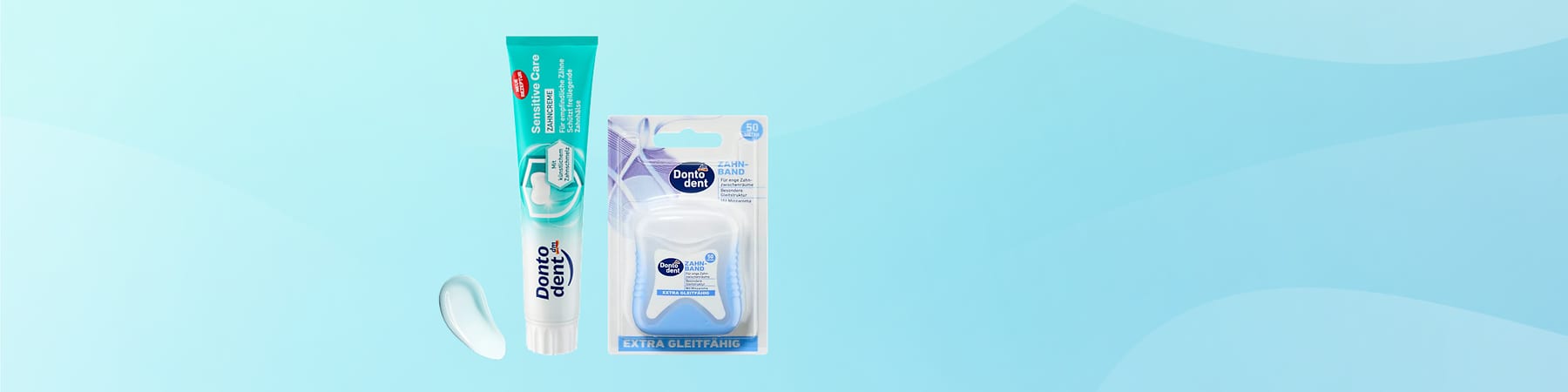 Zahnpasta-Tube „Dontodent Sensitive Care“ in türkis-weiß mit offener Kappe, rechts daneben Verpackung mit „Dontodent Zahn-Band Extra gleitfähig“ und einer kleinen Zahnpastatube-Tropfenprobe auf hellem türkisfarbigem Hintergrund