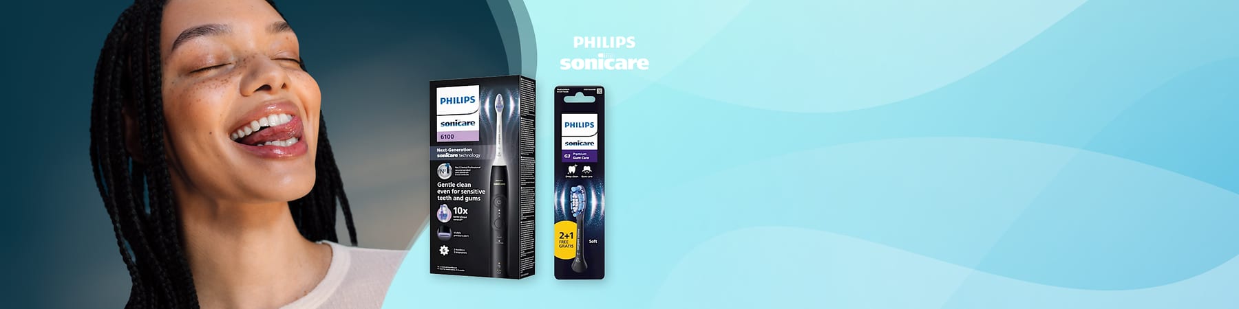 Lächelnde junge Frau mit geschlossenen Augen links, rechts zwei Philips Sonicare Produkte: schwarze elektrische Zahnbürste Modell 6100 in schwarzer Verpackung mit Text „Gentle clean even for sensitive teeth and gums“ und daneben Ersatzbürstenpackung „2+1 free“ auf hellblauem Hintergrund