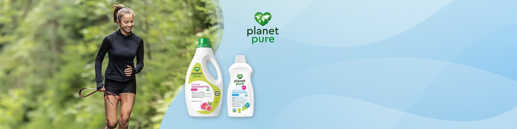 Zwei weiße Planet Pure Waschmittel-Flaschen mit grünem Logo und Aufschriften „Waschmittel“ und Blütenmotiv rechts, links eine joggende Frau im schwarzen Sportoutfit mit Zöpfen und Springseil vor grünem Waldhintergrund
