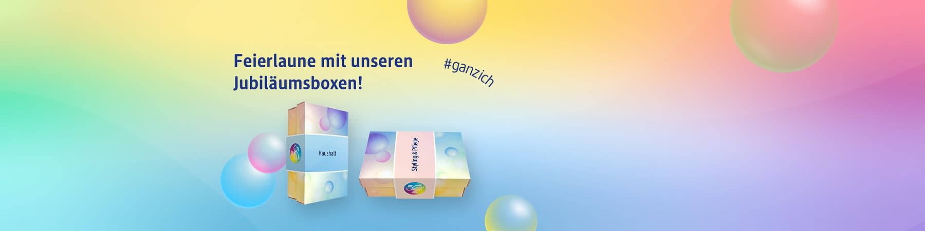 Bunte Werbegrafik mit zwei Geschenkboxen im Pastellverlauf, links eine stehende Box mit dem Label „Haushalt“, rechts eine flache Box mit dem Label „Styling & Pflege“, darüber der Slogan „Feierlaune mit unseren Jubiläumsboxen!“ und der Hashtag „#ganzich“