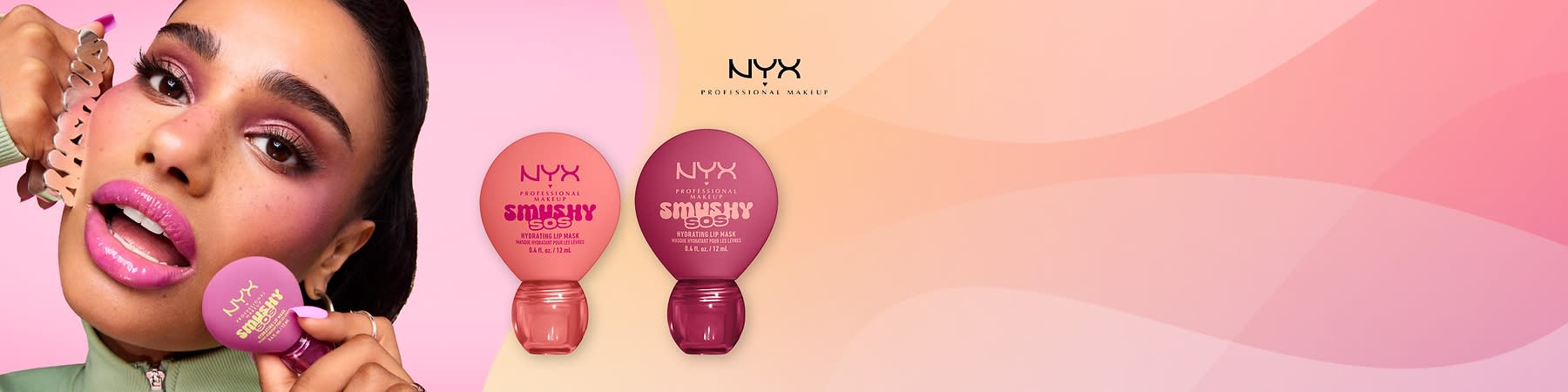 Porträt einer Frau mit rosa Lidschatten und glänzendem pinken Lippenstift, links zwei runde NYX „Smashy Smooshy“ Hydrating Lip Mask Dosen in Rosa und Koralle mit kleinem durchsichtigen Behälter unten und rechts eine größere runde Dose in dunklem Rosa mit gleichem Design, oben rechts das NYX-Logo