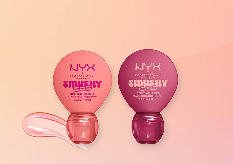 Zwei runde NYX Professional Makeup „Smushy Sosh“ hydrating lip mask Verpackungen nebeneinander in rosa und dunkelpink, links geöffnet mit roséfarbener Lippenmaske neben der Öffnung, Hintergrund in sanftem Pfirsichton