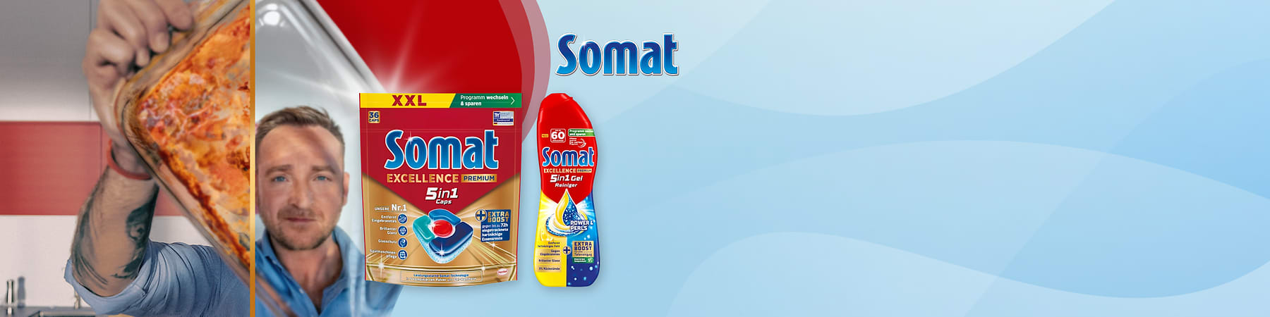Packung Somat Excellence 5in1 Caps XXL in Rot mit Bild der dreifarbigen Kapsel und Aufschrift „Somat Excellence Premium 5in1 Caps“ neben roter Flasche Somat Spülmaschinen-Gel „Somat Excellence Gel Reiniger“ und blauem Somat-Logo auf hellem Hintergrund