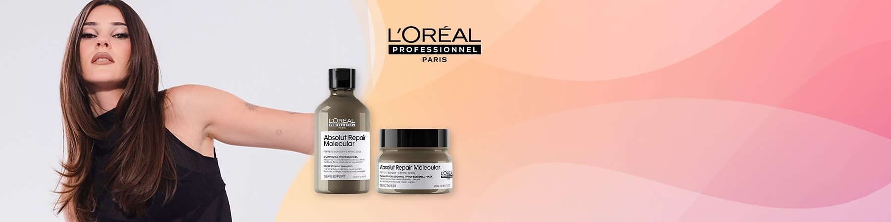 Porträt einer Frau mit langem, glänzend glattem braunem Haar links, rechts zwei L’Oréal Professionnel Absolut Repair Molecular Produkte: eine graue Shampoo-Flasche mit schwarzem Verschluss und ein passender Tiegel, oben rechts das Logo „L’ORÉAL PROFESSIONNEL PARIS“
