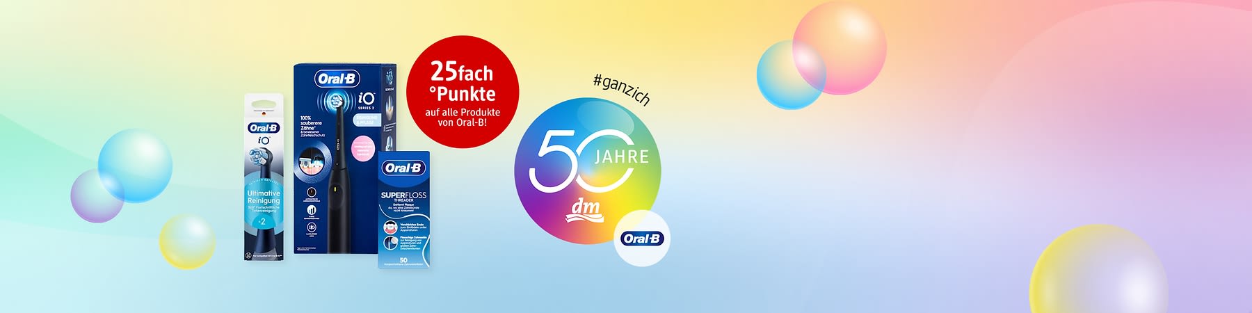 Drei Oral‑B-Produkte nebeneinander: links eine Tube Zahnpasta mit blauer Verpackung und Aufschrift „Ultimative Reinigung“, in der Mitte eine elektrische Zahnbürste in dunkelblauer Box „Oral‑B iO“, rechts eine Packung „Oral‑B SuperFloss“; roter Kreis mit Text „25fach °Punkte auf alle Produkte von Oral‑B“ und bunter Kreis mit „50 Jahre dm“ sowie dm‑Logo und Hashtag „#ganzich“
