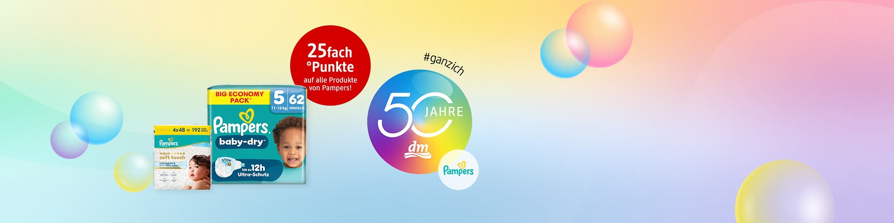 Zwei Pampers-Packungen nebeneinander, links eine kleine weiße Packung „aqua pure soft touch“ mit Babybild, rechts eine große grüne „Pampers baby‑dry“ Big Economy Pack Größe 5 mit Babybild, darüber roter Kreis „25fach Punkte auf alle Produkte von Pampers“, rechts bunter Kreis mit weißer Zahl „50 JAHRE dm“ und Pampers-Logo, Hintergrund pastellfarbene Farbverläufe