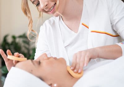 Kosmetikbehandlung im dm kosmetikstudio