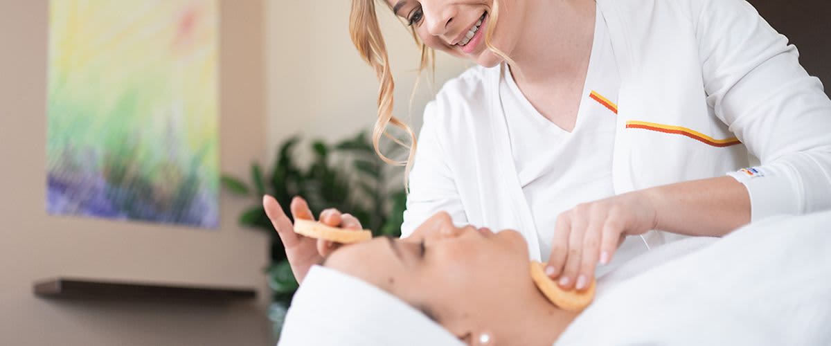 Kosmetikbehandlung im dm kosmetikstudio