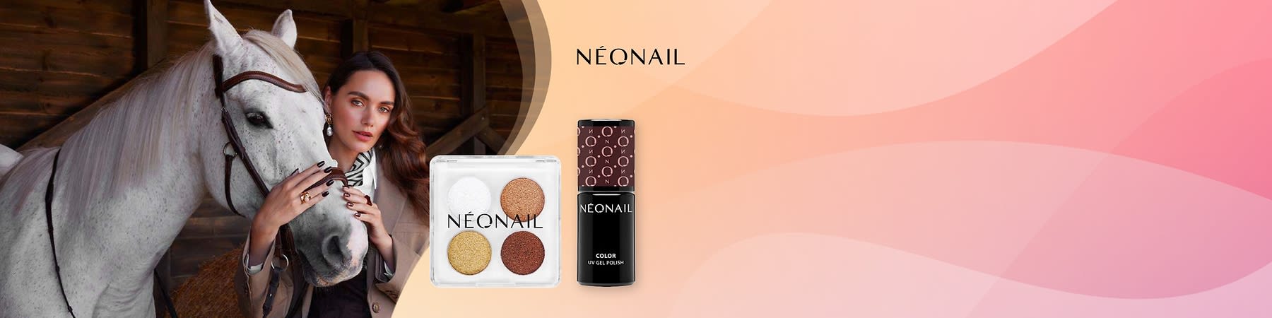 Eine Frau mit dunklen Haaren streichelt ein weißes Pferd links, rechts eine weiße Quad-Lidschattenpalette mit vier Farbtönen und eine schwarze Nagellackflasche mit der Aufschrift „NÉONAIL“ vor rosa-orangenem Hintergrund