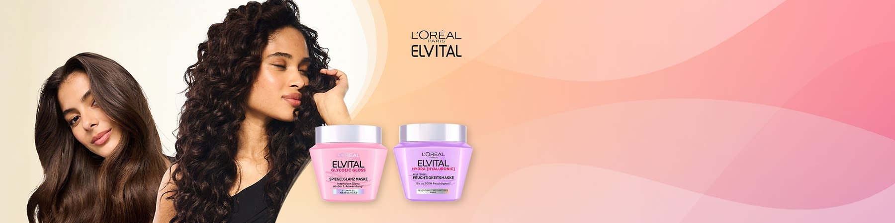 Porträt einer dunkelhaarigen Frau mit lockigem Haar, daneben zwei roséfarbene Elvital-Haarmasken‑Tiegel mit den Aufschriften „ELVITAL Glycolic Gloss Spiegelglanz Maske“ und „ELVITAL Hydra (Hyaluronic) Feuchtigkeitsmaske“ sowie dem L’Oréal-Elvital-Logo