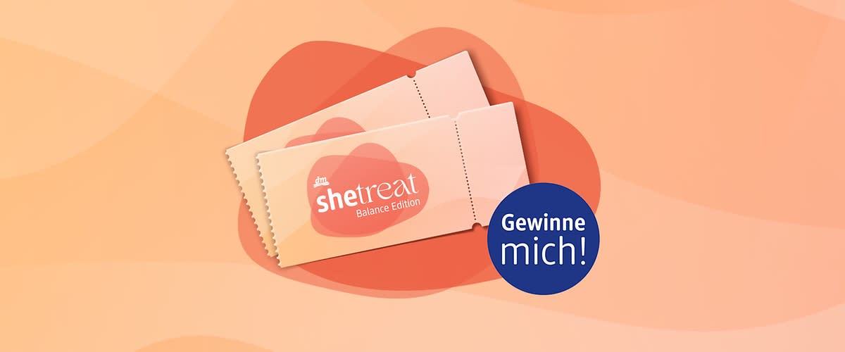 Zwei rosafarbene Gewinnlose mit dem weißen Schriftzug „dm shetreat Balance Edition“ vor orange-rosa Herzform, rechter unterer Kreis mit blauem Aufdruck „Gewinne mich!“