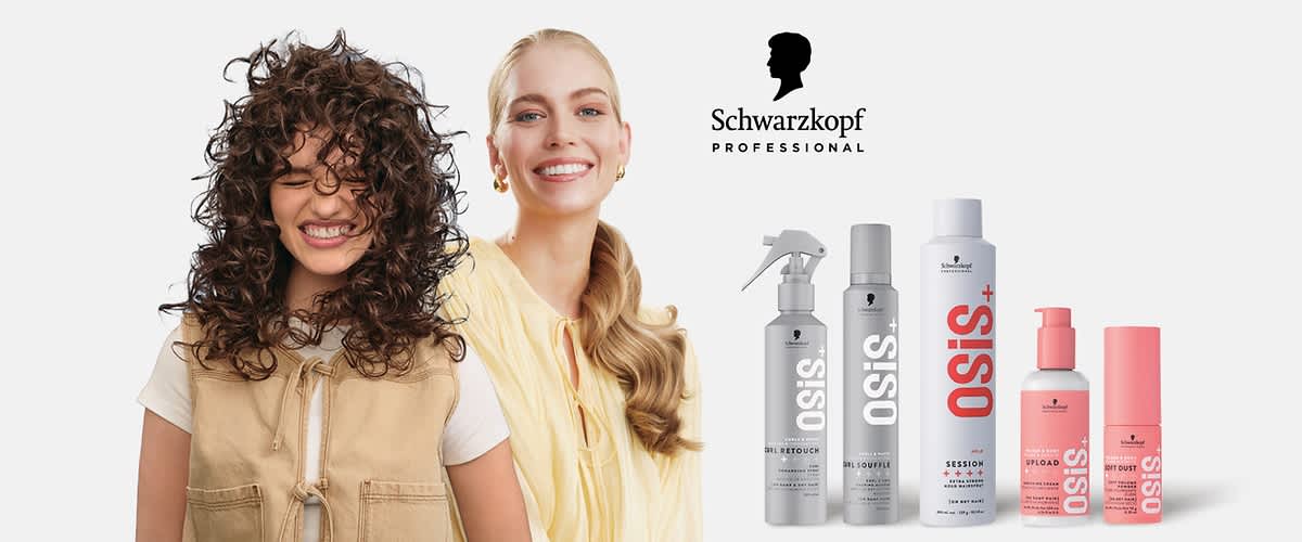 Zwei lächelnde Frauen vor hellem Hintergrund, links mit lockigem dunklem Haar und geschlossenen Augen, rechts mit glattem blondem Pferdeschwanz und goldenen Ohrringen, beide in hellen Oberteilen