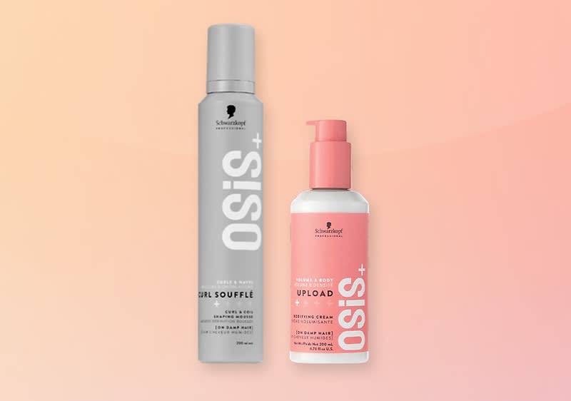 Zwei Haarprodukte von OSIS+ nebeneinander auf pastellrosa Hintergrund: links graue Sprühdose „Curl Soufflé“ mit Schwarzkopf-Logo, rechts rosa Pumpflasche „Upload Smoothing Cream“ mit Schwarzkopf-Logo