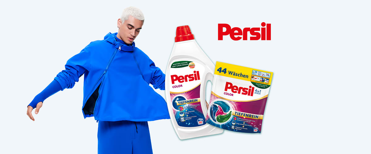Junger Mann in blauem Sportoutfit hält die Jacke auf, daneben eine weiße Persil Color Flüssig-Waschmittel-Flasche mit roter Kappe und die Packung Persil Color 44 Waschladungen, oben rechts rotes Persil-Logo
