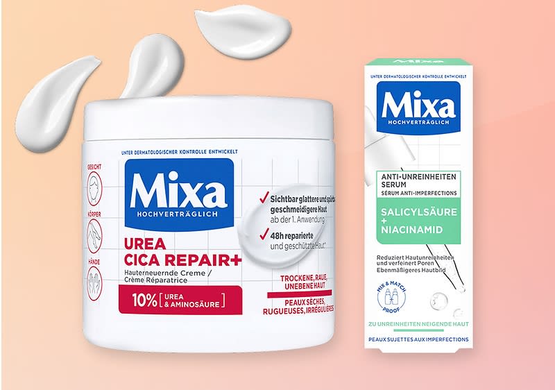 Großes weißes Tiegel mit blauem Mixa-Logo und roter Aufschrift „UREA CICA REPAIR+ 10% UREA“ daneben eine weiße Verpackung mit blauem Mixa-Logo und grünem Feld „ANTI-UNREINHEITEN SERUM SALICYLSÄURE + NIACINAMID“, links Cremetupfer auf hellem Hintergrund