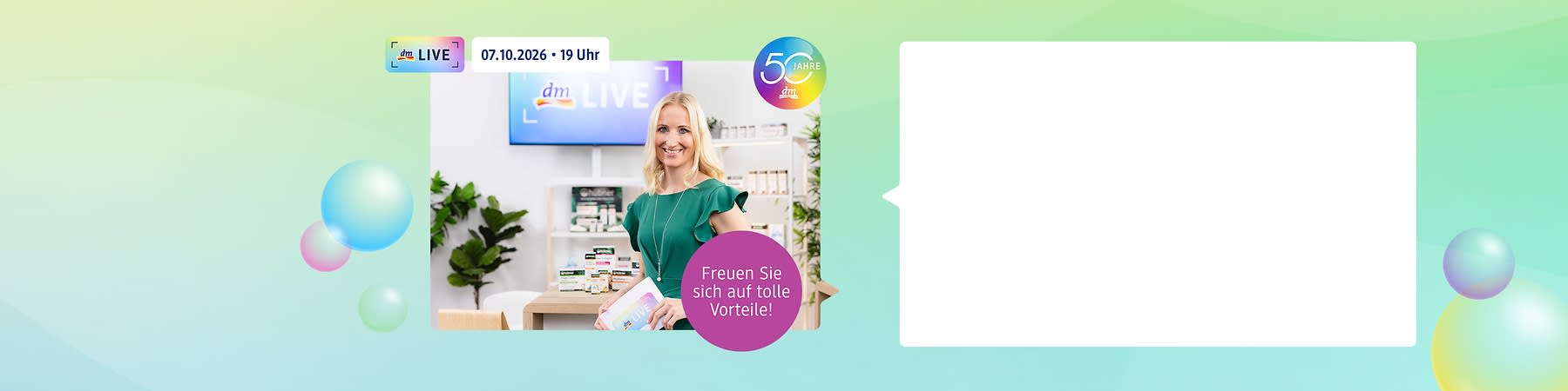 Frau in grünem Kleid lächelnd steht vor einem Regal mit Produkten und hält eine dm LIVE-Box, oben Datum „07.10.2026 · 19 Uhr“ und rechts ein Kreis mit „50 Jahre“, runder lila Schriftkreis: „Freuen Sie sich auf tolle Vorteile“