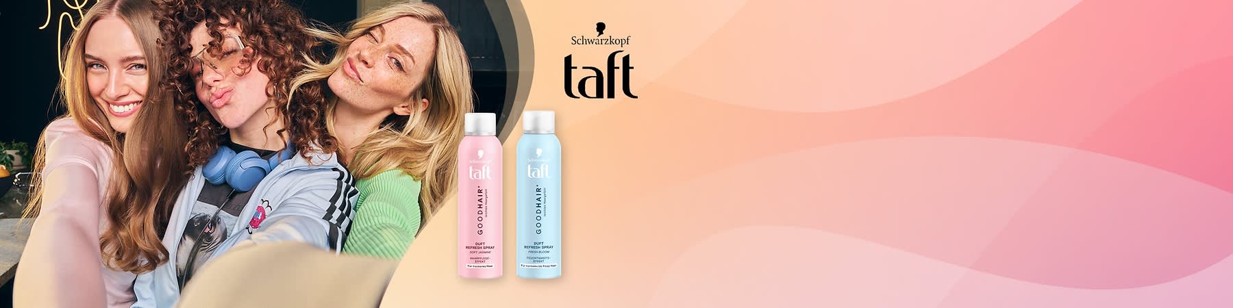 Zwei junge Frauen lächeln und posieren links, rechts zwei Taft Haarsprays von Schwarzkopf in rosa und hellblau mit der Aufschrift „GOODHAIR“ und Markenlogo auf pastellfarbenem Hintergrund ohne Punkt am Satzende